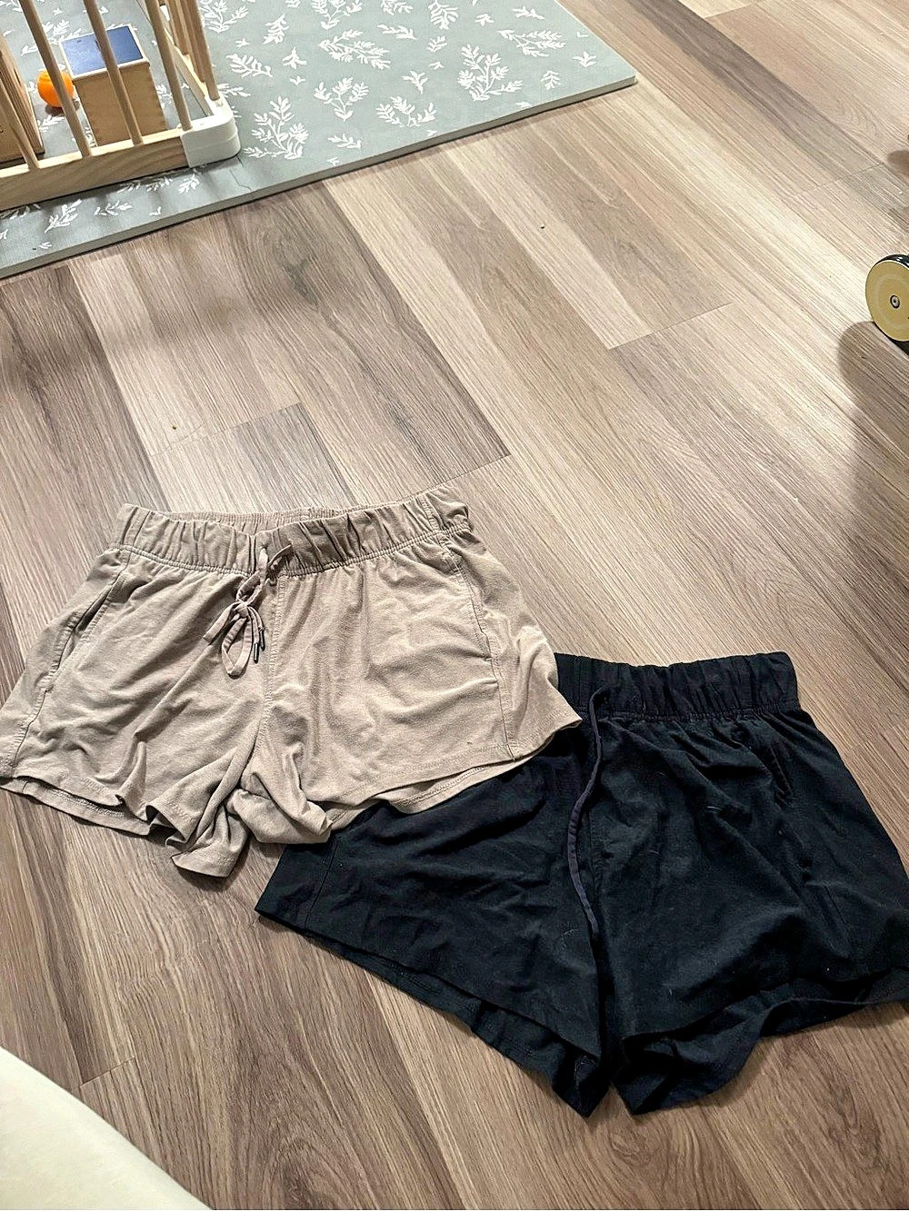 Athletic Two-Pair Shorts in beige & Black Size Medium